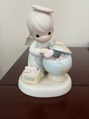 Precious Moments Porcelain Figurine 1994 “What The World Needs Is Love” #531065